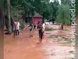 Comunidades de Corguinho dependem de improviso para escapar do isolamento após tempestades