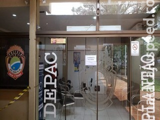 Dupla pega carteira esquecida em caixa 24h e faz compras em supermercado Dupla pega carteira esquecida em caixa 24h e faz compras em supermercado