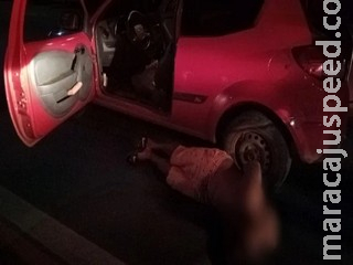Durante perseguição a motorista bêbado, PMs atiram contra pneu de carro e homem acaba preso Durante perseguição a motorista bêbado, PMs atiram contra pneu de carro e homem acaba preso