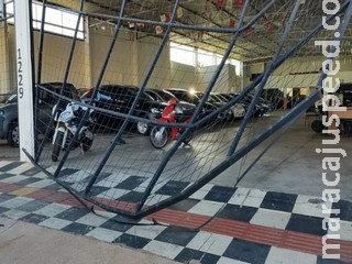 Garagem na Bandeirantes é arrombada e bandidos levam carro avaliado em R$ 41 mil Garagem na Bandeirantes é arrombada e bandidos levam carro avaliado em R$ 41 mil