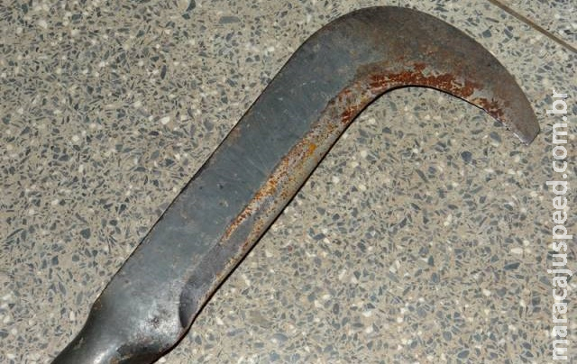 Homem invade casa da vizinha e persegue marido dela com foice Homem invade casa da vizinha e persegue marido dela com foice