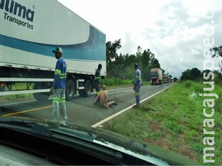 Homem surta, tira roupa em rodovia e quase provoca acidente com carretas