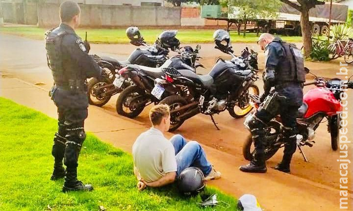 Jovem é flagrado ‘empinando’ motocicleta em Dourados e acaba preso