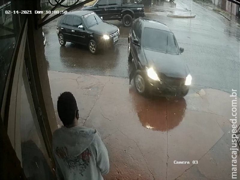 Maracaju: Acidente de colisão entre veículo Prisma e caminhonete L200 na Vila Juquita Maracaju: Acidente de colisão entre veículo Prisma e caminhonete L200 na Vila Juquita