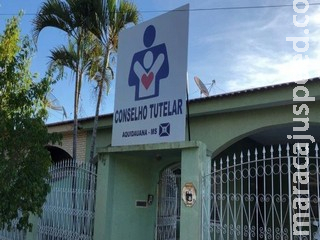 Menina de 13 anos que engravidou após ser estuprada pelo tio é levada para abrigo Menina de 13 anos que engravidou após ser estuprada pelo tio é levada para abrigo