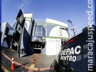 Motociclista é derrubado a chute por bandidos em semáforo no centro e roubado