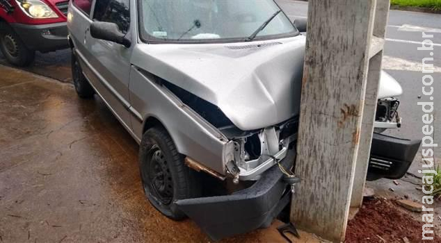 Motorista bêbado perde controle, bate em poste e passageira fica ferida Motorista bêbado perde controle, bate em poste e passageira fica ferida