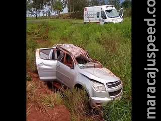 Motorista é lançado de caminhonete em capotamento na MS-295 Motorista é lançado de caminhonete em capotamento na MS-295