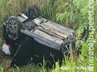 Motorista invade pista contrária provocando capotamento e 3 ficam feridos Motorista invade pista contrária provocando capotamento e 3 ficam feridos