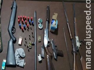 Mulher denuncia marido por agressão e polícia encontra arsenal e munições Mulher denuncia marido por agressão e polícia encontra arsenal e munições