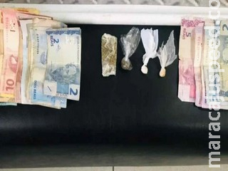 Mulher é denunciada e presa em flagrante por tráfico de drogas Mulher é denunciada e presa em flagrante por tráfico de drogas