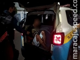 Pai abandona criança no meio da rua para roubar motoentregador Pai abandona criança no meio da rua para roubar motoentregador