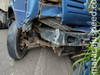 Pedra se desprende de barranco, caminhoneiro sofre acidente e parte da BR-262 fica congestionada Pedra se desprende de barranco, caminhoneiro sofre acidente e parte da BR-262 fica congestionada