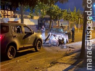 Perseguição termina com prisão, jovem ferida e carro destruído no Silvia Regina Perseguição termina com prisão, jovem ferida e carro destruído no Silvia Regina