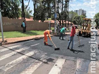 Prefeitura retoma obras em ruas que ficam tomadas por lama em dia de chuva em Campo Grande