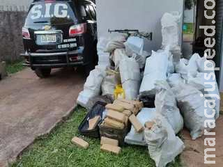 Sete são presos com fuzil e uma tonelada de maconha em casa que servia como ponto de distribuição Sete são presos com fuzil e uma tonelada de maconha em casa que servia como ponto de distribuição