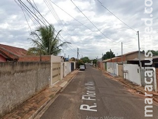 Tiros são disparados contra motorista, que bate carro em muro e é socorrido no Aero Rancho