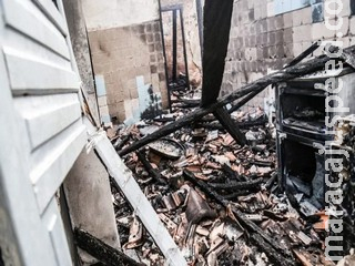 Vizinho ouve gritos de socorro e casa fica destruída em incêndio durante a madrugada Vizinho ouve gritos de socorro e casa fica destruída em incêndio durante a madrugada