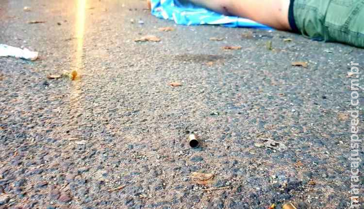 Vizinhos ouvem tiros e encontram jovem assassinado na rua em MS Vizinhos ouvem tiros e encontram jovem assassinado na rua em MS