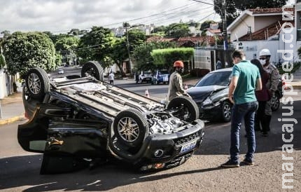 Acidente em cruzamento acaba com carro capotado e motorista socorrida em Campo Grande Acidente em cruzamento acaba com carro capotado e motorista socorrida em Campo Grande