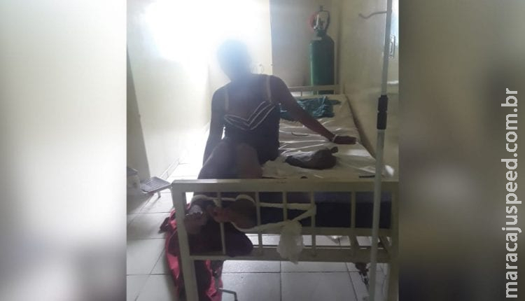 Amarrada em UPA, paciente espera transferência para hospital desde o dia 18 Amarrada em UPA, paciente espera transferência para hospital desde o dia 18