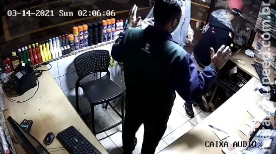 Armados com facas, dupla rende frentista e roubam posto de combustível de Sidrolândia Armados com facas, dupla rende frentista e roubam posto de combustível de Sidrolândia