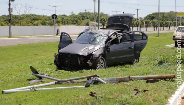 Assistente social perde controle da direção, capota e atinge poste na Duque de Caxias