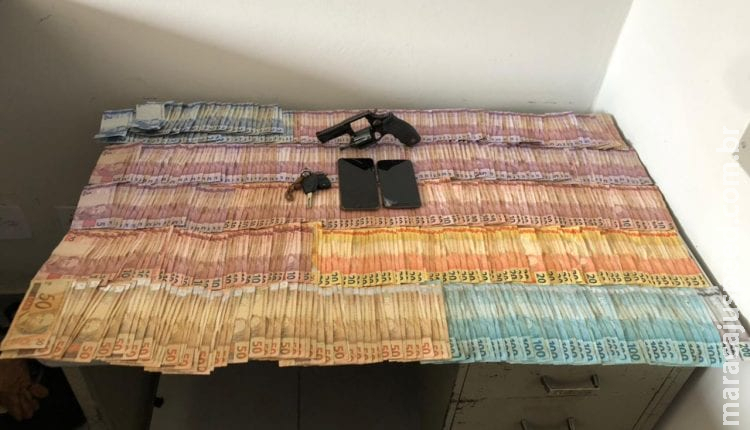 Bandidos que furtaram R$ 20 mil e arma de idosos são presos um dia depois em SP Bandidos que furtaram R$ 20 mil e arma de idosos são presos um dia depois em SP