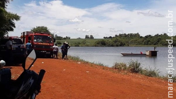 Barco vira com grupo em lagoa e rapaz morre afogado Barco vira com grupo em lagoa e rapaz morre afogado