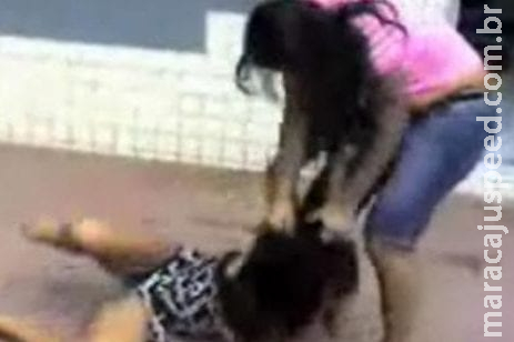 Barraco entre vizinhas acaba com duas feridas e polícia chamada Barraco entre vizinhas acaba com duas feridas e polícia chamada
