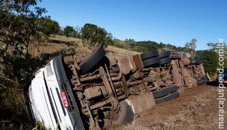 Caminhão tomba em estrada de MS e idoso morre após ficar preso embaixo do veículo