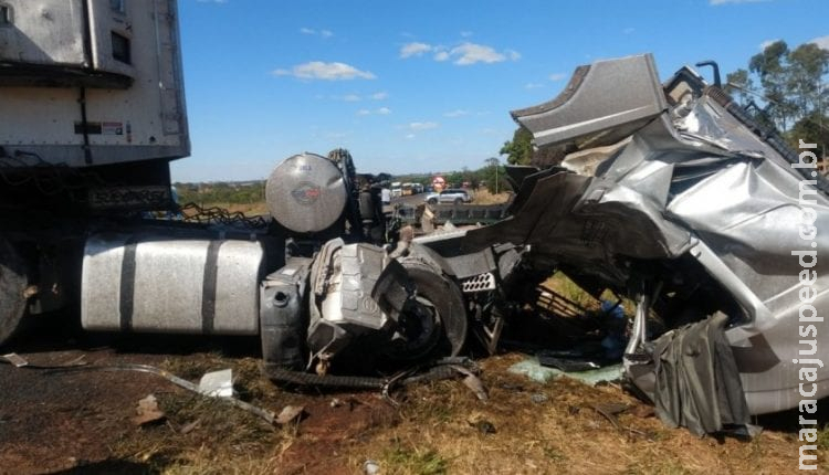 Caminhoneiro morre preso nas ferragens após acidente com 3 caminhões Caminhoneiro morre preso nas ferragens após acidente com 3 caminhões