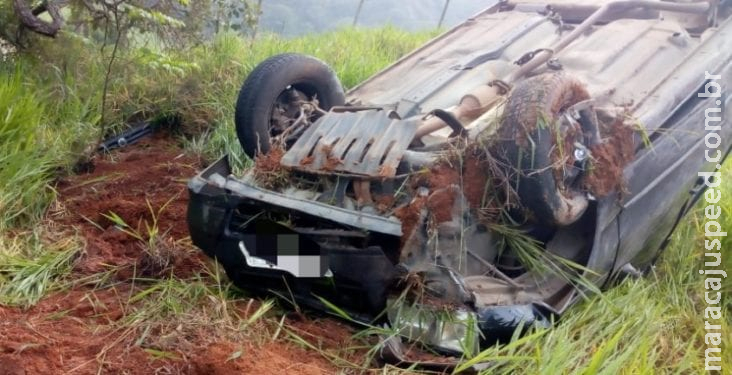 Caminhoneiro provoca acidente e foge após carro capotar em rodovia