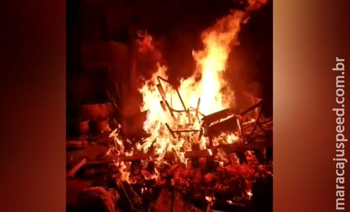 Descontrolado, homem agride esposa e coloca fogo em residência Descontrolado, homem agride esposa e coloca fogo em residência