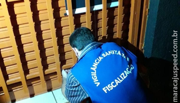 Dono de bar com aglomeração faz ameaças e joga copo de cerveja em policiais ao ser notificado Dono de bar com aglomeração faz ameaças e joga copo de cerveja em policiais ao ser notificado