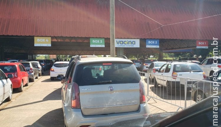 Drive-thru da vacinação amanhece com fila de carros e espera de 1h em Campo Grande