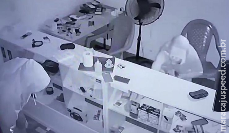 Dupla é presa após escalar ponto de táxi para furtar ar condicionado de ótica Dupla é presa após escalar ponto de táxi para furtar ar condicionado de ótica