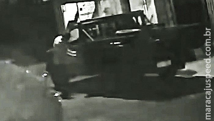 Em menos de 1 minuto, dupla arromba porta e furta caminhonete de serralheiro em Campo Grande Em menos de 1 minuto, dupla arromba porta e furta caminhonete de serralheiro em Campo Grande