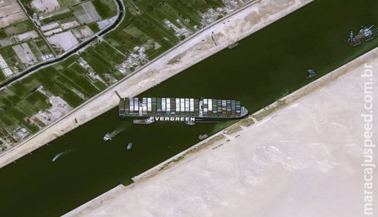 Equipes de resgate apostam em maré alta para desencalhar navio do Canal de Suez Equipes de resgate apostam em maré alta para desencalhar navio do Canal de Suez