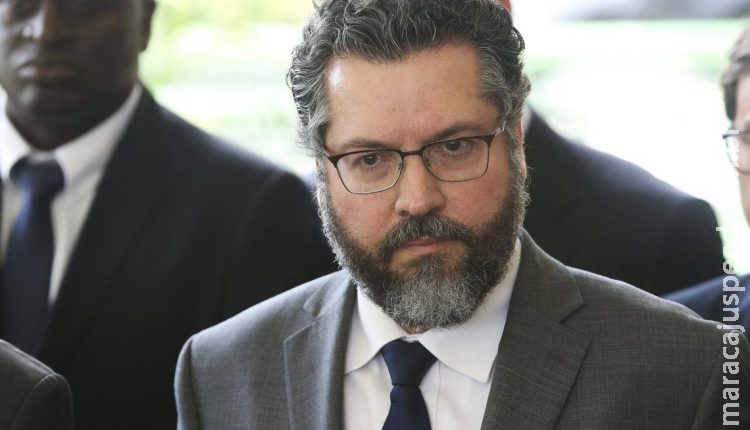 Ernesto Araújo se reúne com Bolsonaro para pedir demissão Ernesto Araújo se reúne com Bolsonaro para pedir demissão