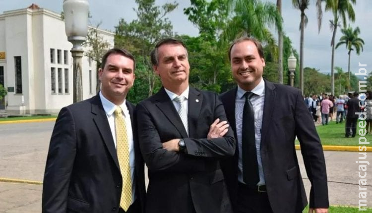 Ex-assessores de Bolsonaro sacaram 90% de salários pagos por Flávio e Carlos