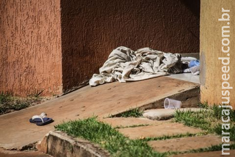 Funcionários chegam para trabalhar e encontram homem morto em frente a galeria no Centro Funcionários chegam para trabalhar e encontram homem morto em frente a galeria no Centro