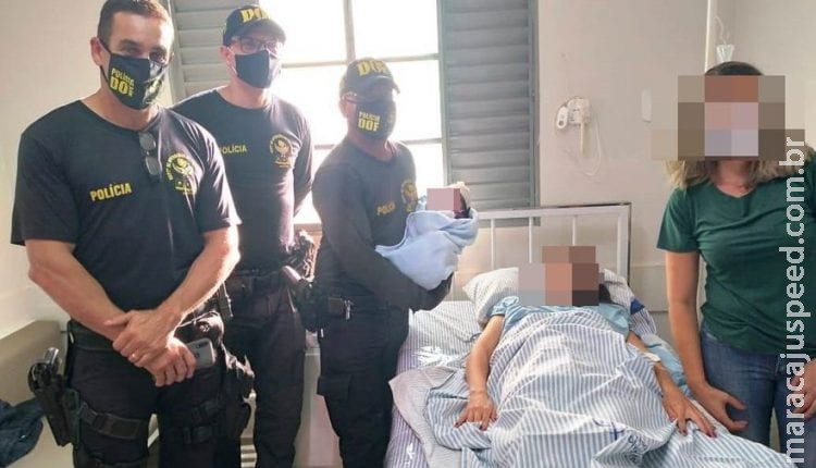 Gestante passa mal e policiais fazem parto em rodovia na fronteira de MS Gestante passa mal e policiais fazem parto em rodovia na fronteira de MS