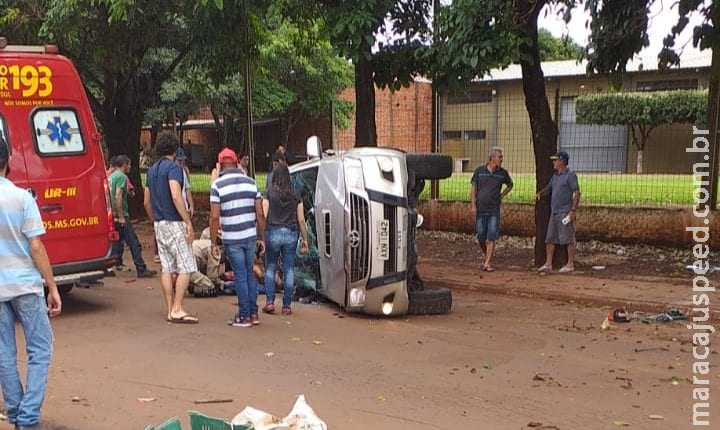 Hilux capota em batida com outra caminhonete e motorista fica gravemente ferido Hilux capota em batida com outra caminhonete e motorista fica gravemente ferido