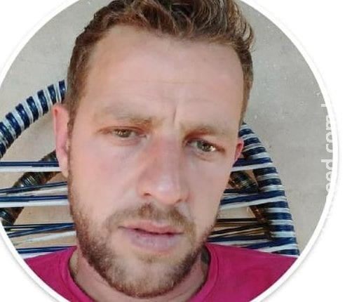 Homem é assassinado com vários tiros em frente a esposa por dupla de pistoleiros Homem é assassinado com vários tiros em frente a esposa por dupla de pistoleiros