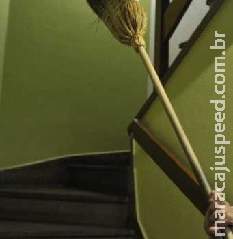 Idosa tem casa invadida e dá vassouradas em suspeito que acaba preso Idosa tem casa invadida e dá vassouradas em suspeito que acaba preso
