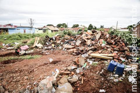 Irritados com baderna, moradores da Nhanhá alugam trator e derrubam ‘cracolândia’ em Campo Grande Irritados com baderna, moradores da Nhanhá alugam trator e derrubam ‘cracolândia’ em Campo Grande