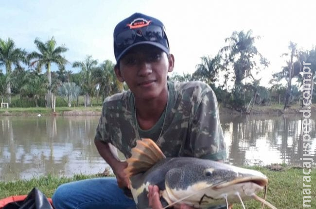 Jovem de 22 anos morre ao ser atingido por raio quando trabalhava em fazenda Jovem de 22 anos morre ao ser atingido por raio quando trabalhava em fazenda