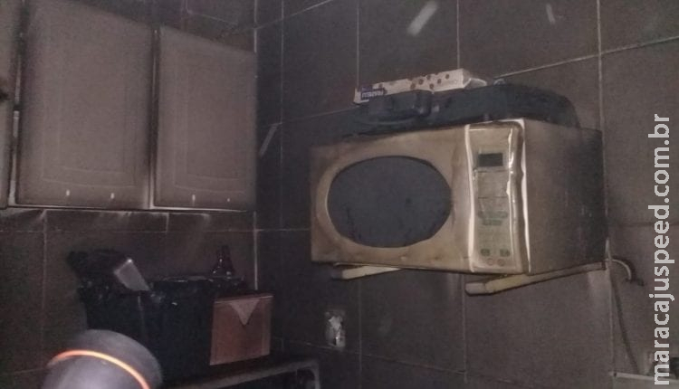 Jovens sofrem queimaduras de 2º grau e tem casa totalmente incendiada em Corumbá Jovens sofrem queimaduras de 2º grau e tem casa totalmente incendiada em Corumbá