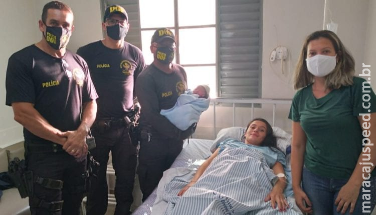 Mãe da à luz e policiais do DOF ajudam em parto às margens da rodovia MS-386 Mãe da à luz e policiais do DOF ajudam em parto às margens da rodovia MS-386
